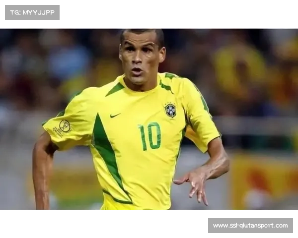 小球员场边模仿偶像庆祝，可爱瞬间